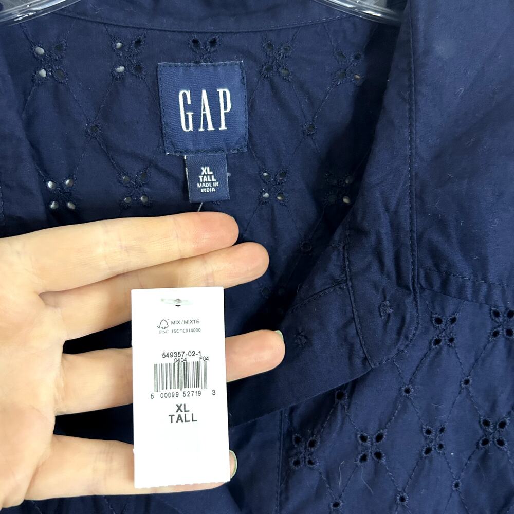 GAP Navy Eyelet Sleeveless Button-Down Shirt--washed and worn once - Picture 2 of 4